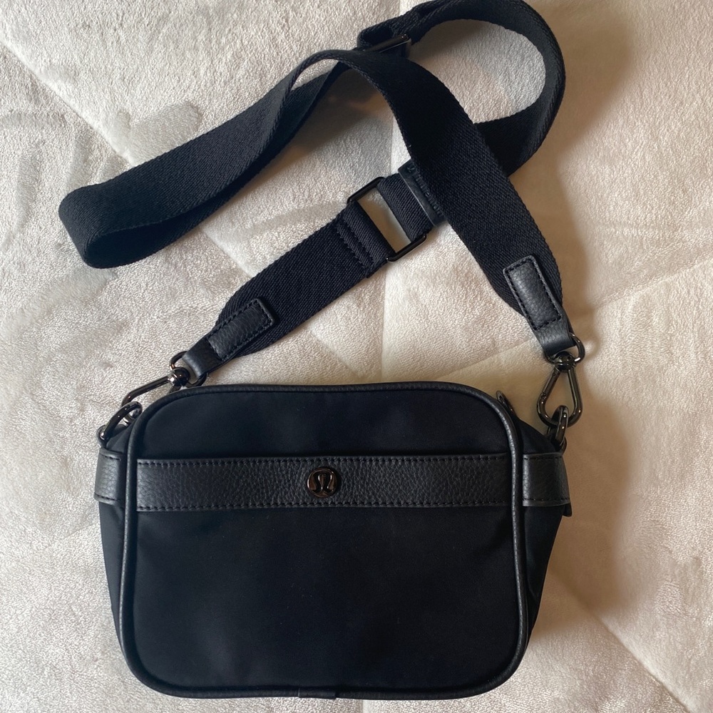 lululemon black crossbody bag